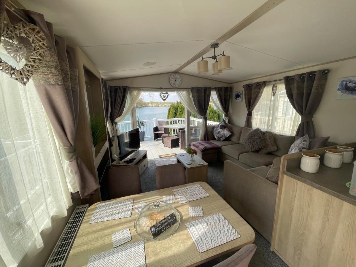 Lakeside Retreat 4 With Hot Tub, Private Fishing Peg Situated At Tattershall Lakes Country Park Exterior foto