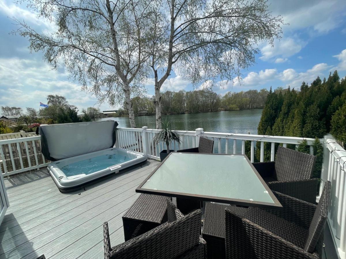 Lakeside Retreat 4 With Hot Tub, Private Fishing Peg Situated At Tattershall Lakes Country Park Exterior foto