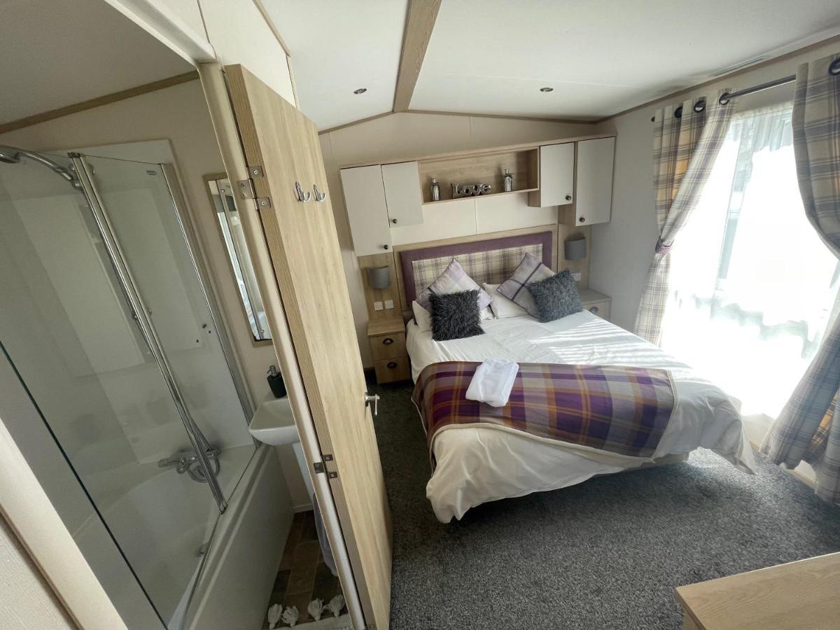 Lakeside Retreat 4 With Hot Tub, Private Fishing Peg Situated At Tattershall Lakes Country Park Exterior foto