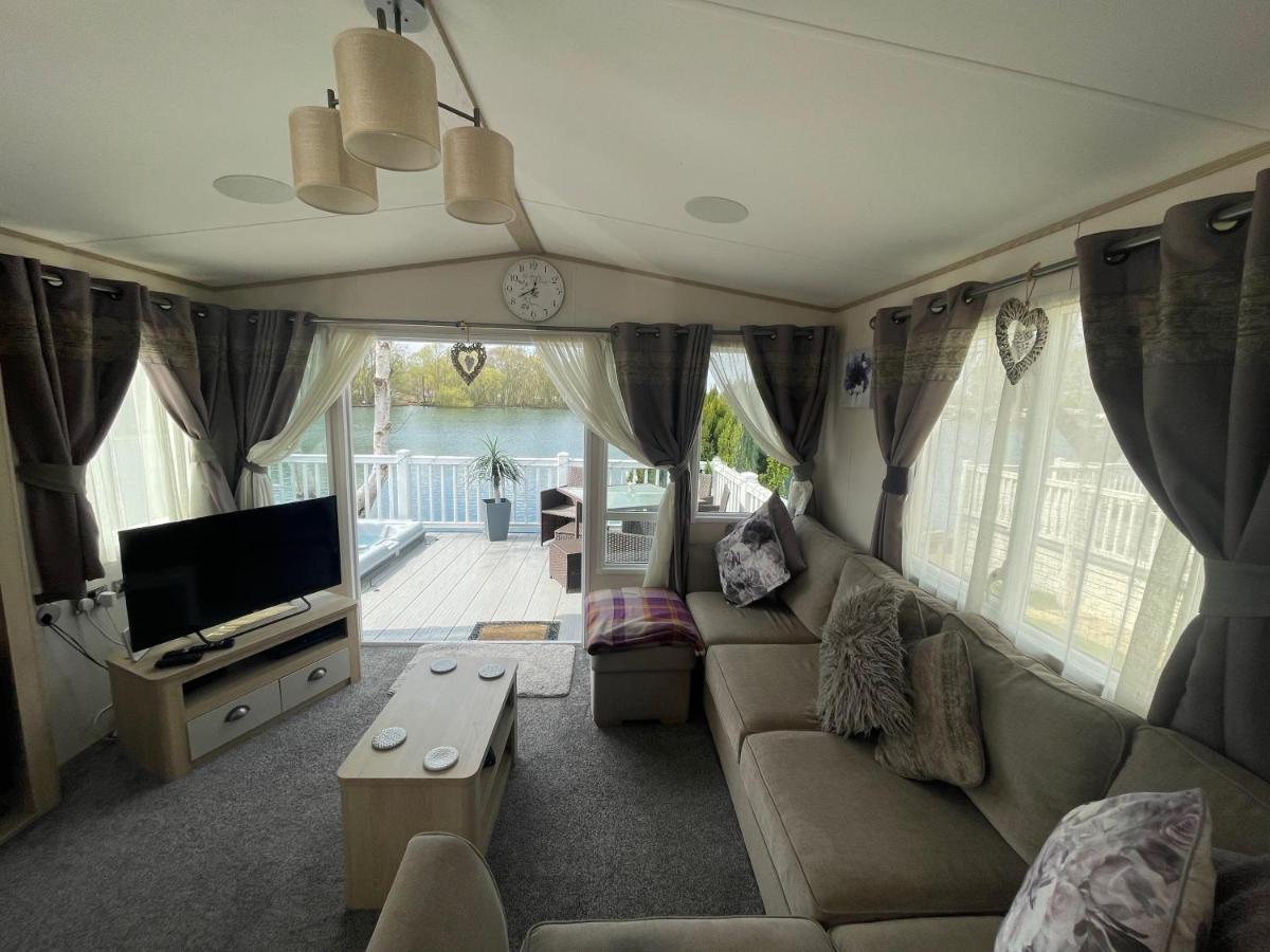 Lakeside Retreat 4 With Hot Tub, Private Fishing Peg Situated At Tattershall Lakes Country Park Exterior foto
