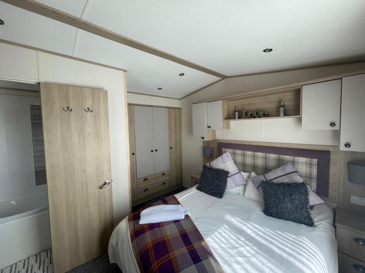 Lakeside Retreat 4 With Hot Tub, Private Fishing Peg Situated At Tattershall Lakes Country Park Exterior foto